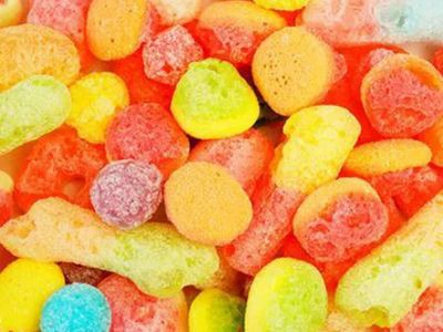 Қышқыл, тәтті және жемісті жарылыс: ең жақсы мұздатылған кептірілген кәмпиттер